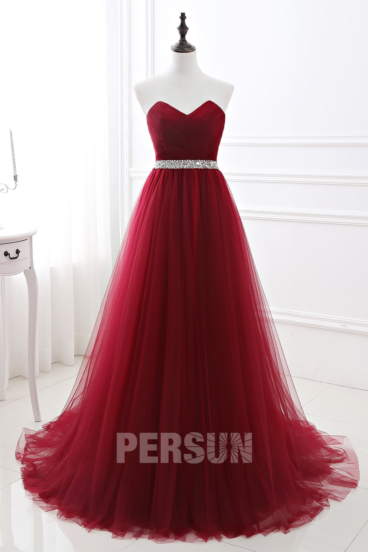 Robe de soirée 2020 bordeaux bustier coeur ornée de bijoux